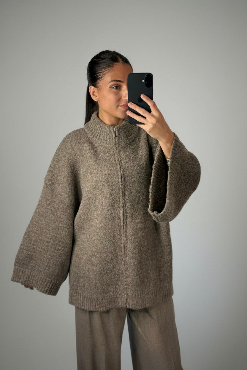 Femme portant le gilet zippé en maille khaki, col montant et coupe oversize
