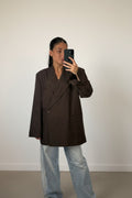 Femme portant le blazer croisé oversize marron, épaules structurées et revers crantés