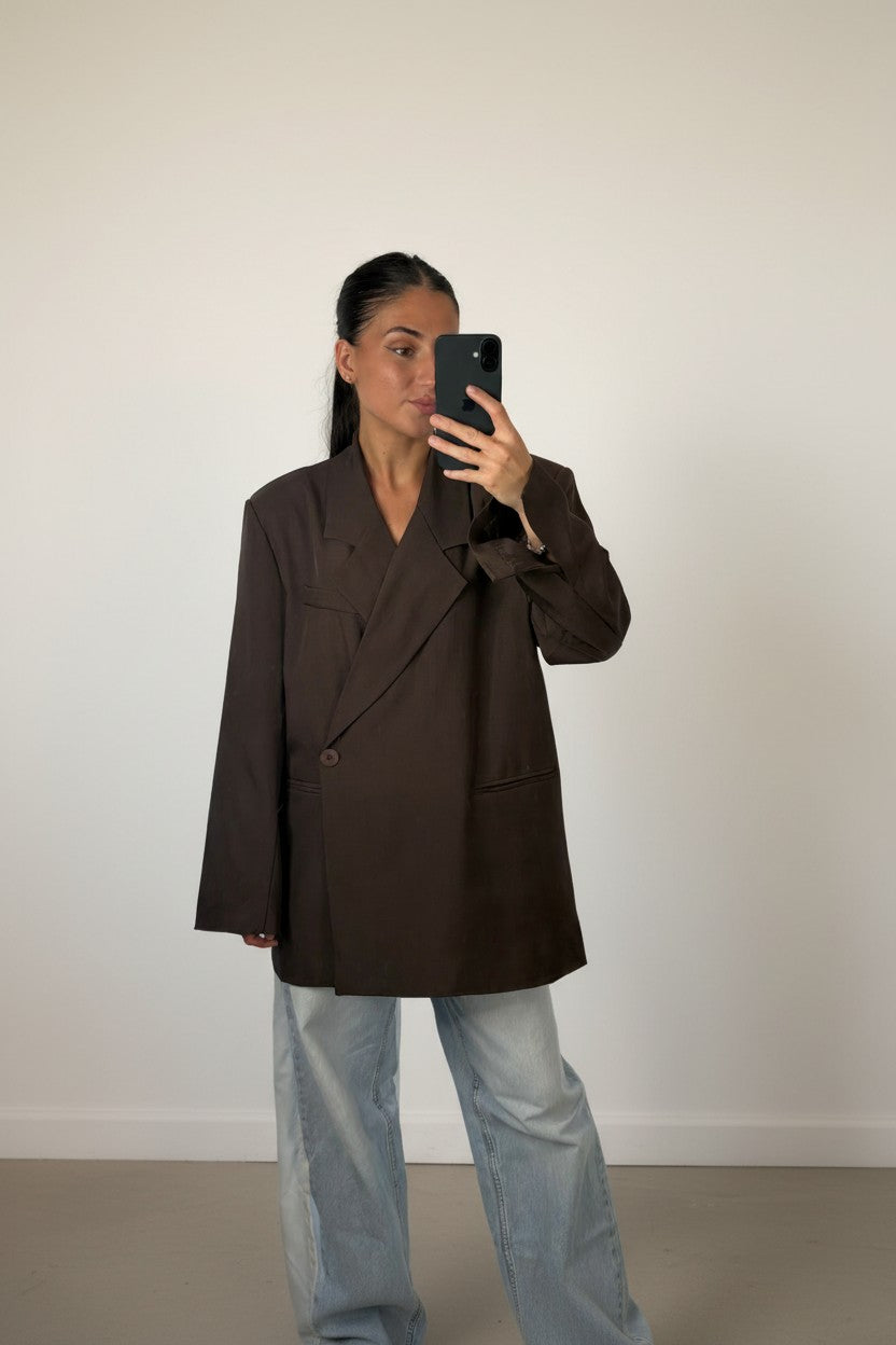 Femme portant le blazer croisé oversize marron, épaules structurées et revers crantés