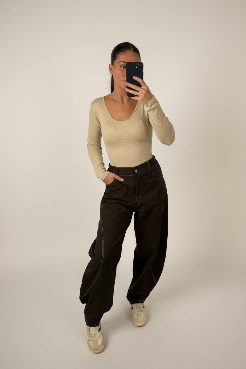 Détail des surpiqûres écru sur le pantalon ballon chocolat