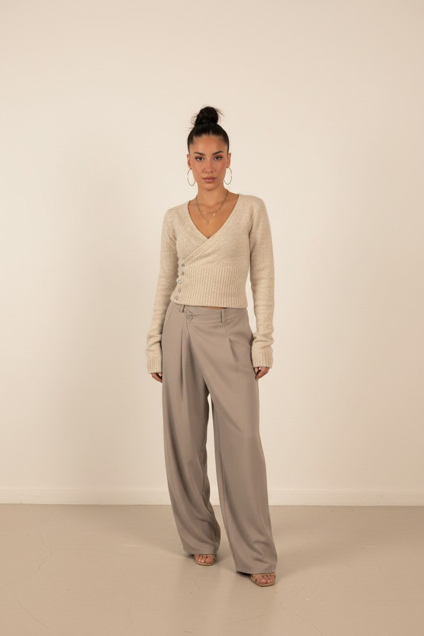 Femme portant le pantalon large à ceinture croisée grège et sandales à talon
