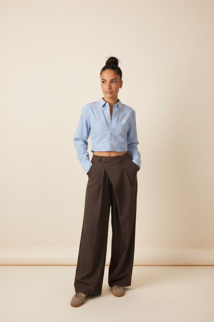 Femme portant le pantalon large à ceinture croisée marron, plis marqués et jambe ample