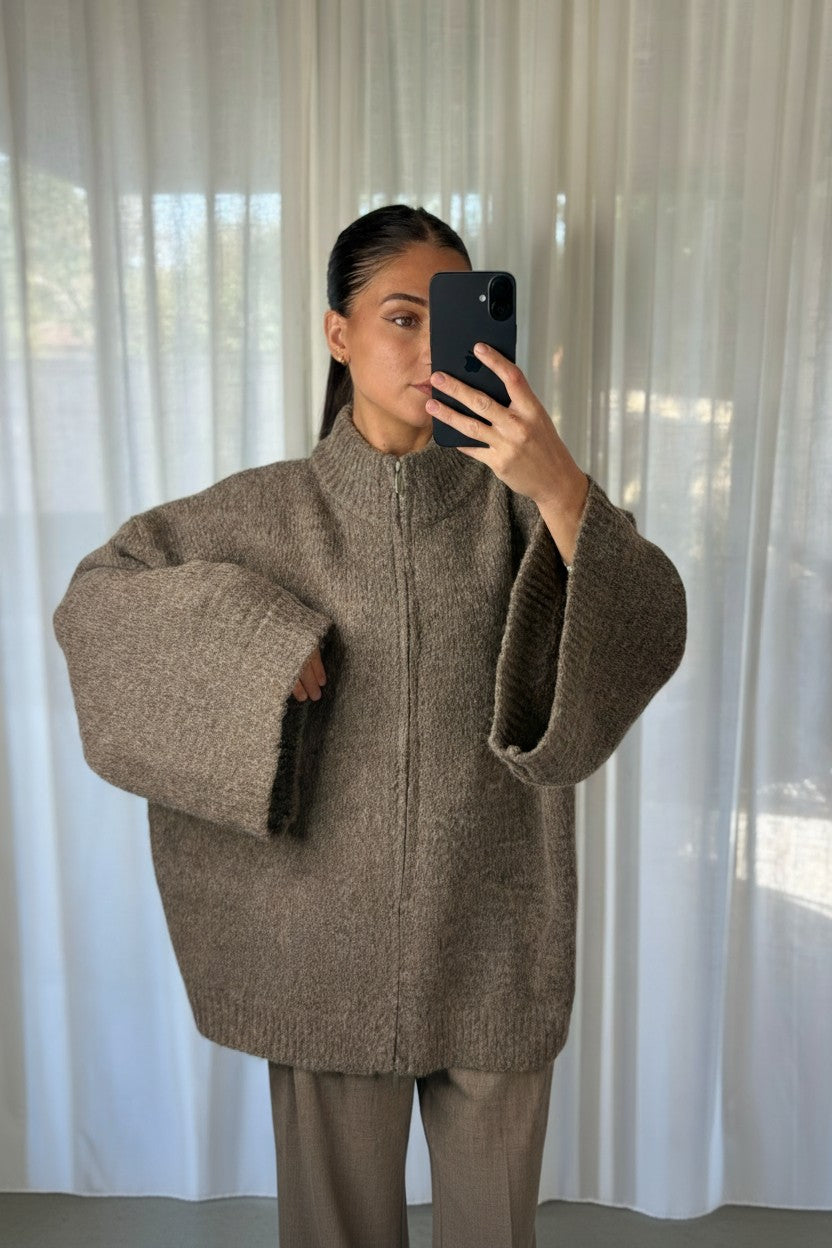 Détail du zip intégral et du col côtelé du gilet en maille khaki