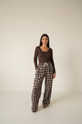 Femme portant le pantalon large à carreaux moka et cordon de serrage écru