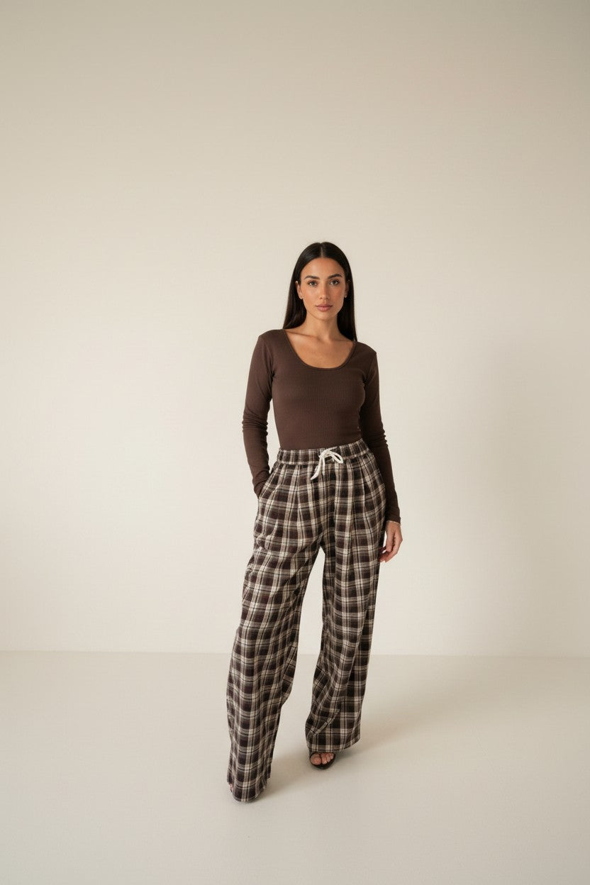 Femme portant le pantalon large à carreaux moka et cordon de serrage écru